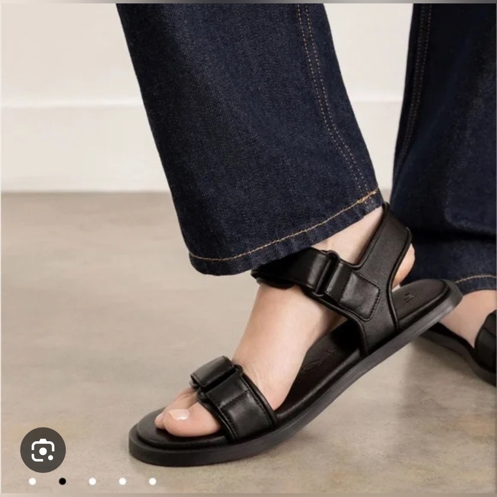 NIB Dear Frances Leo black minimalist leather sandals for summer